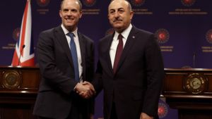 Γεύμα εργασίας Τσαβούσογλου-Ράαμπ στο Λονδίνο