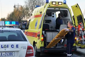 Αυτοκίνητο εξετράπη της πορείας του στην περιοχή της Αξιούπολης, απεγκλωβίστηκε ο τραυματίας οδηγός
