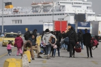 «Πλημμύρισε» με πρόσφυγες το λιμάνι του Πειραιά