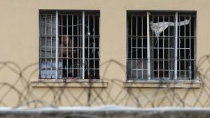 Μέτρα για δραστική μείωση των κρατουμένων προτείνουν οι ποινικολόγοι