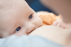 Ένα στα τέσσερα βρέφη θηλάζουν αποκλειστικά το πρώτο εξάμηνο