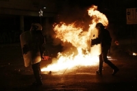Βρέθηκε ο άνδρας που έκαψε τη σημαία στα επεισόδια του Πολυτεχνείου το 2016