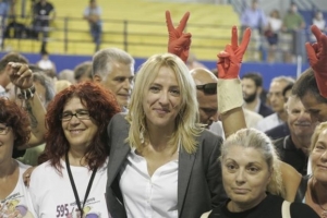 Η ανώμαλη προσγείωση της κυρίας Δούρου