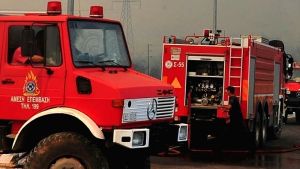 Επίγειες δυνάμεις περιορίζουν τη φωτιά στους Ταγαράδες