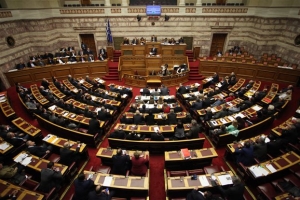 Αγωνιώδης παρέμβαση Τσίπρα στη Βουλή για προσφυγικό, αξιολόγηση και μπλόκα (live)