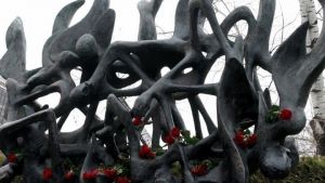 Ελληνική Λύση: Καταδικάζουμε τους βανδαλισμούς στο Μνημείο Ολοκαυτώματος