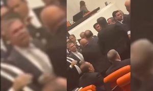 Τουρκία: Χαμός στη Βουλή – Πολιτικοί πιάστηκαν στα χέρια (ΒΙΝΤΕΟ)