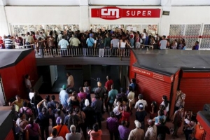 Εικόνες χάους στη Βενεζουέλα από τις ελλείψεις σε πολλά βασικά είδη
