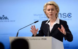 Φον Ντερ Λάιεν για AstraZeneca: “Eάν μια εταιρεία δεν παραδίδει, δεν μπορούμε να επιτρέψουμε εξαγωγές”