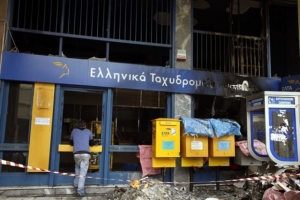 Γκαζάκια στα ΕΛΤΑ Ζωγράφου τα ξημερώματα