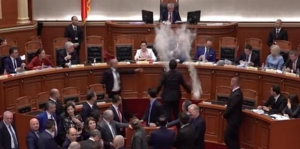 Χάος στην Αλβανική βουλή - Πέταξαν αλεύρι στον Έντι Ράμα