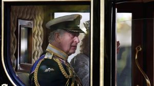 Ανησυχία για τον βασιλιά Κάρολο: Νοσηλεία λόγω παρενεργειών από τη θεραπεία για καρκίνο