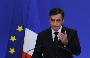 Με οργισμένους διαδηλωτές και αυγά βρέθηκε αντιμέτωπος ο Φρανσουά Φιγιόν