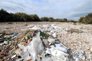 Σε τεντωμένο σκοινί Πελοπόννησος και Αττική για τα σκουπίδια