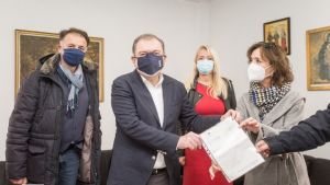 Οικονομική βοήθεια 10.000 ευρώ στο “Ελληνικό Παιδικό Χωριό Φιλύρου” από την ΠΕΔΚΜ