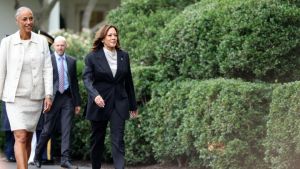 Η Κάμαλα Χάρις χαιρετίζει τον απολογισμό του προέδρου