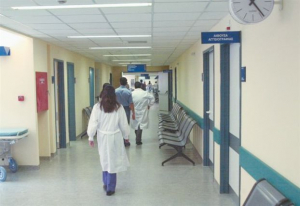 Τα νοσοκομεία γερνούν και αδειάζουν