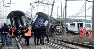 Νεκροί και σοβαρά τραυματίες σε εκτροχιασμό τρένου κοντά στο Μιλάνο