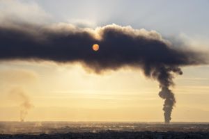 Θεσσαλονίκη: Παραμένουν τρία πυροσβεστικά οχήματα στη Σίνδο – Δεν έχει σβήσει εντελώς η φωτιά