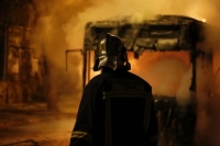Στις φλόγες λεωφορείο εν κινήσει γεματο επιβάτες