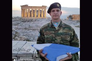 Το παλληκάρι από το Κιλκίς υψώνει τη σημαία στην Ακρόπολη