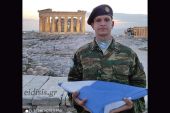 Το παλληκάρι από το Κιλκίς υψώνει τη σημαία στην Ακρόπολη