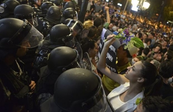 πΓΔΜ: «Πόλεμος» αστυνομίας-διαδηλωτών-Τραυματίες και συλλήψεις