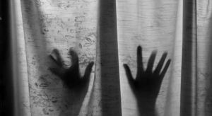 Βιασμός 24χρονης στη Θεσσαλονίκη: Αποκαλύψεις από τον δικηγόρο της – «Το πρωί ξύπνησε, ήταν χωρίς ρούχα και μόνη της σε ένα δωμάτιο»