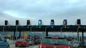 Θεσσαλονίκη: Καραμπόλα επτά ΙΧ στα διόδια των Μαλγάρων