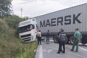 Νταλίκα δίπλωσε στο εθνικό δίκτυο στο ύψος της Καλίνδριας. Μετά από τέσσερις ώρες άνοιξε ο δρόμος