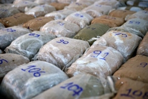 Χειροπέδες σε υπαρχιφύλακα που μετέφερε 124 κιλά χασίς