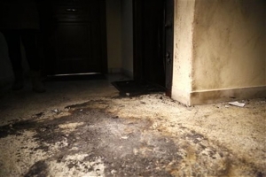 Εμπρηστική επίθεση με γκαζάκια σε πολυκατοικία στην οδό Σόλωνος