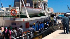 Μετά από 40 μέρες αποκλεισμένοι πάνω σε ένα δεξαμενόπλοιο στη Μεσόγειο, 25 μετανάστες αποβιβάστηκαν στη Σικελία