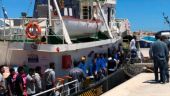 Μετά από 40 μέρες αποκλεισμένοι πάνω σε ένα δεξαμενόπλοιο στη Μεσόγειο, 25 μετανάστες αποβιβάστηκαν στη Σικελία