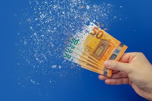 Όπου και να ψωνίζω η ακρίβεια με πληγώνει