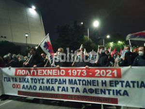 Πορεία Πολυτεχνείου: Φοιτητές τραγούδησαν το «Ποτέ θα κάνει ξαστεριά» και το «Ακορντεόν» (vids)