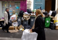 Παρίσι: Στα σκουπίδια πνίγεται μέρος της πόλης