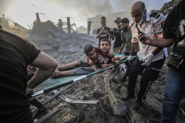 Λωρίδα της Γάζας: Χιλιάδες άνθρωποι άρπαξαν αλεύρι και άλλα βασικά είδη επιβίωσης από κέντρα διανομής