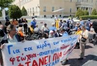 Βουλή: Κατάληψη από παραπληγικούς στα γραφεία του ΣΥΡΙΖΑ