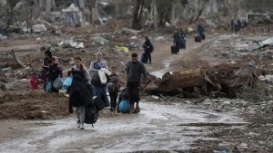 Η ανθρωπιστική βοήθεια στη Γάζα μπορεί να πέσει από τον ουρανό, αλλά σε περιορισμένες ποσότητες και με προβλήματα