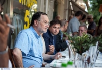 Σε ταβέρνα της Νίκαιας με τους συνεργάτες του ο Παναγιώτης Λαφαζάνης