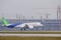 Άνοιξε τα φτερά του το πρώτο «Μade in China» επιβατικό αεροσκάφος