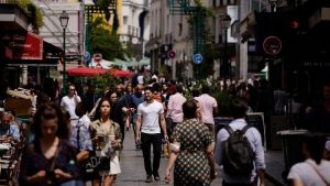 Διαδήλωση στο Παρίσι κατά των νέων μέτρων που ανακοίνωσε ο Μακρόν για την πανδήμια