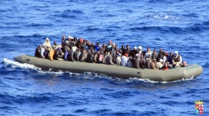 Νεκρός από πυροβολισμό μετανάστης σε φουσκωτό που έπλεε προς Ιταλία