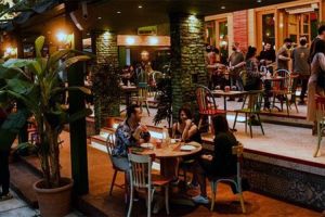 Καταργείται από τη Δευτέρα το όριο των έξι ατόμων ανά τραπέζι σε εστίαση και διασκέδαση