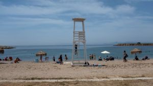 Ανοίγουν οι οργανωμένες παραλίες το Σαββατοκύριακο -Μέγιστος αριθμός λουομένων 40 άτομα ανά 1.000τ.μ.