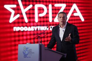 Αλέξης Τσίπρας: «Ο κατώτατος μισθός θα αυξηθεί στα 800 ευρώ»