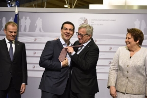 Τσίπρας: Τα νέα για το χρέος είναι τόσο θετικά που θα με αναγκάσουν να φορέσω και γραβάτα