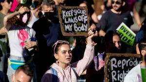 Μπάιντεν: Εξετάζει αν μπορεί να κηρύξει έκτακτη δημόσια ανάγκη μετά την ανατροπή της νομολογίας «Ρόου κατά Ουέιντ» για τις αμβλώσεις