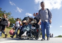 Περπατώντας προσπαθούν οι πρόσφυγες να φθάσουν στην Ελλάδα